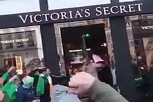 Irland-Fans vor einem Victoria's Secret Shop