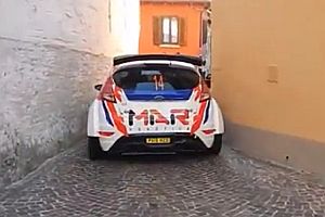 Rallye durch eine enge Gasse