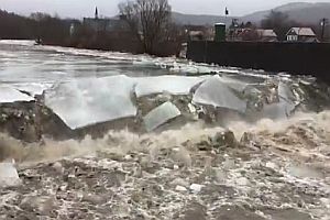 Ein gefrorener Fluss trifft auf Stromschnelle