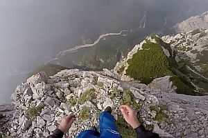 Basejumper fliegt ohne Wingsuit