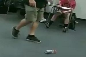 Lehrer schießt Flasche in Mülleimer