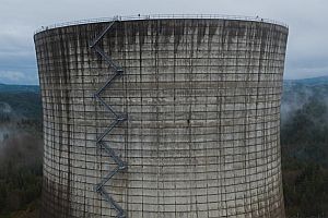 Drohne fliegt über ein Atomkraftwerk