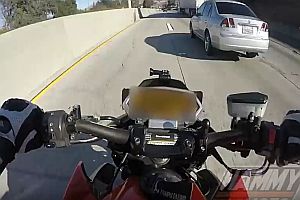 Motorradfahrer schlittert unter LKW