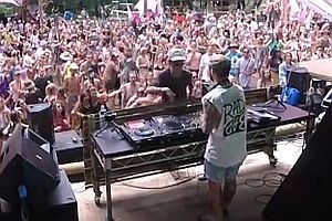 DJ-Pult umgerissen
