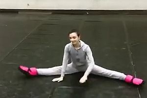 Eine Ballerina wärmt sich auf