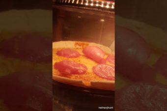 Rotierende Salami auf einer Pizza