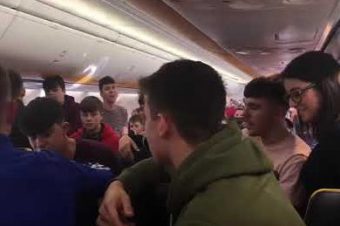 Irische Schüler singen im Flugzeug