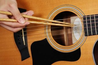 Gitarre mit Stäbchen spielen