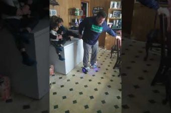 Redneck auf einem Hoverboard