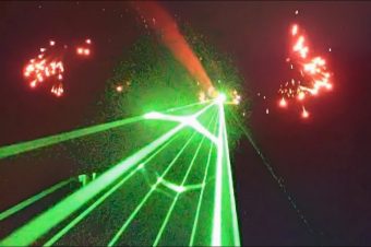 Flugshow mit Lasern und Feuerwerk