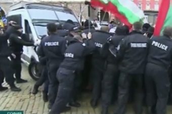 Polizei sprüht Pfefferspray gegen den Wind