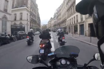Polizeimotorräder verfolgen einen Rollerfahrer