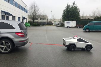 Mini Cybertruck zieht Mercedes R -Klasse