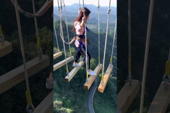 Spaziergang über eine Hängebrücke