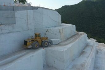 Bagger in einem Marmorsteinbruch