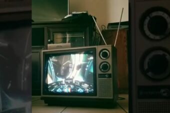 PS5 an einem Fernseher von 1983