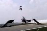 Motorrad springt über Flugzeug