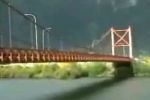 Brücke schwangt beim Erdbeben