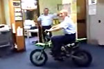 Polizisten fährt im Büro Motorrad