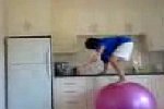 Gymnastikball in der Küche