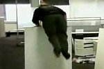 Sprung über einen Aktenschrank
