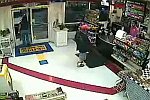 Frau fährt in Tankstelle