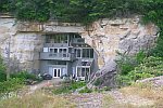 Ein Haus in einer Höhle