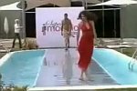 Model fällt in einen Pool
