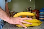 Eine Banane schälen