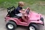 Kind schläft im Mini-Jeep ein