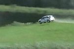 Rallye-Auto fliegt in einen See