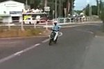 Poser auf einem Moped
