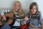Zwei Mädels singen Help von den Beatles