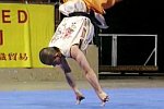 Shaolin balanciert auf zwei Fingern