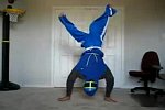 Blauer Breakdancer