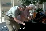 Piano-Show eines alten Ehepaares