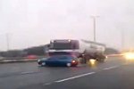Truck schiebt Kleinwagen vor sich her