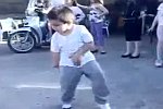 Junge tanzt Michael Jackson