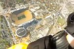 Fallschrimsprung ins Footballstadion