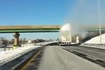 Schnee auf LKW klatscht an Brücke