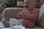 Baby lacht über das Zerreißen von Papier
