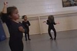 Mädchen mit Schwierigkeiten beim Ballett
