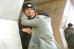 Russische Polizistinnen küssen
