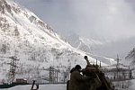 Russische Soldaten starten eine Lawine