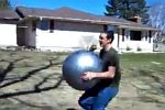 Idiot rennt mit Gymnastikball gegen Gartenhütte