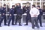 Türkischer Polizist betritt ein Gebäude