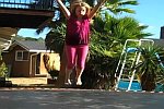 Mädchen zerstört ihr Trampolin