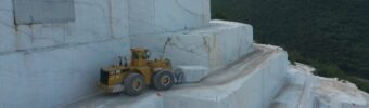 Bagger in einem Marmorsteinbruch